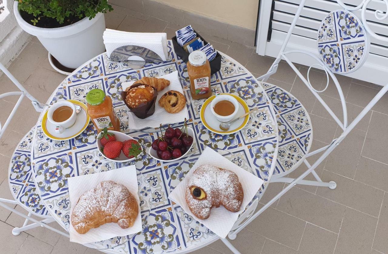 A Un Passo Dal Mare Bed & Breakfast อากรอโปลี ภายนอก รูปภาพ
